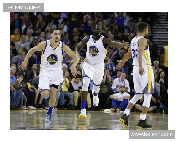 勇士对阵小牛比赛中库里意外受伤球队前景堪忧球迷心急如焚