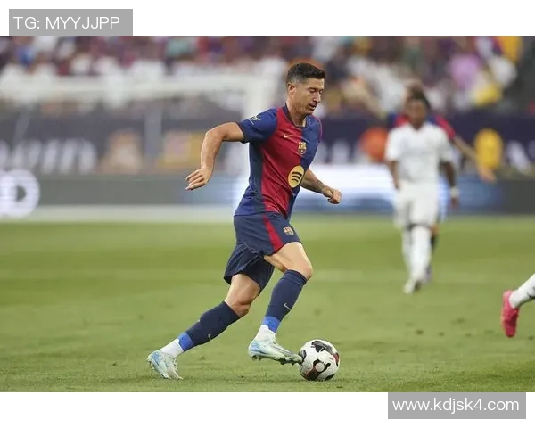 莱万在欧冠赛场大放异彩10场12球领跑射手榜金靴稳了